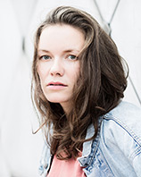 Mareike Hein spielt "Das Schloss" in Bonn und gastiert mit "Bilder von uns" ...